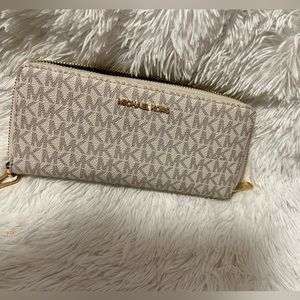 Michael Kors Wallet. Like New!!